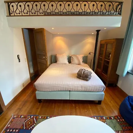Artist's Loft & Garden Bed & Breakfast