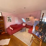 לינה וארוחת בוקר Artist's Loft & Garden