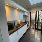 לינה וארוחת בוקר Artist's Loft & Garden 4*