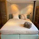 לינה וארוחת בוקר Artist's Loft & Garden גנט