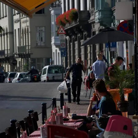 Artist's Loft & Garden 4*