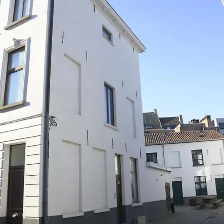 Artist's Loft & Garden 4*