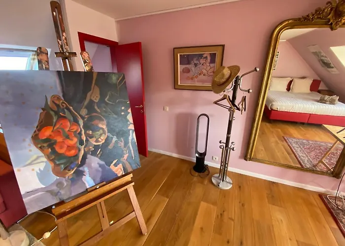 Artist's Loft & Garden 4*