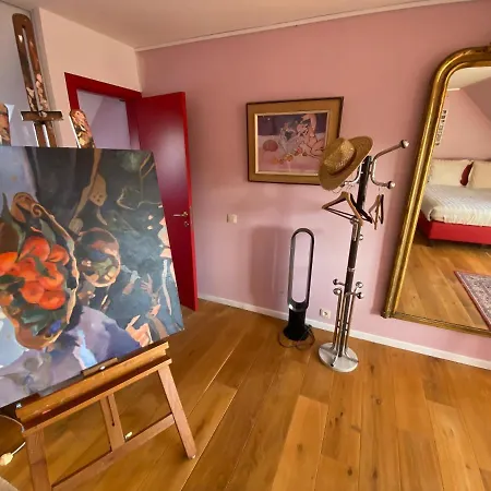 Artist's Loft & Garden 4*