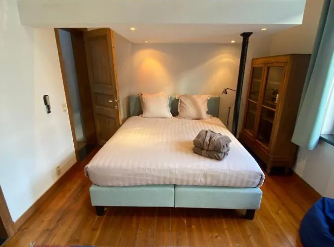 Artist's Loft & Garden Bed & Breakfast