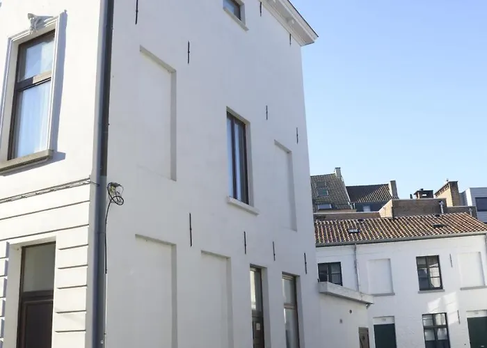 Artist's Loft & Garden 4*